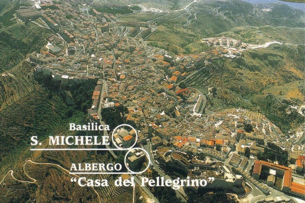 Albergo Casa Del Pellegrino Monte SantʼAngelo Exterior foto